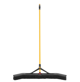 Rubbermaid MAXIMIZER Push to Center Push Broom 61cm (24inch)