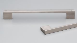 MURRAY HANDLE 192MM SATIN BAR SATIN STAINLESS FEET