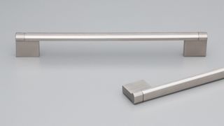 TASMAN HANDLE 224MM POLISHED-EDGE BAR SATIN STAINLESS FEET