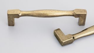 SQ HAMPTON HANDLE 128MM ANTIQUE BRASS GLOSS