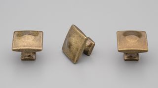SQ HAMPTON KNOB 30MM ANTIQUE BRASS GLOSS