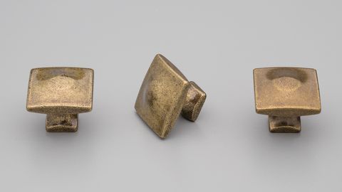 SQ HAMPTON KNOB 30MM ANTIQUE BRASS GLOSS