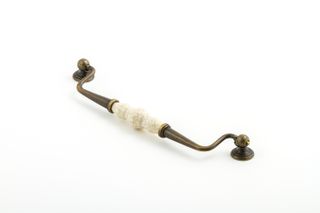 ESTATE HANDLE 224MM BAIL CREAM CRACKLE/ANTIQUE BRASS (CASTELLA)
