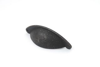 SHAKER PULL 64MM CUP ANTIQUE BLACK (CASTELLA)