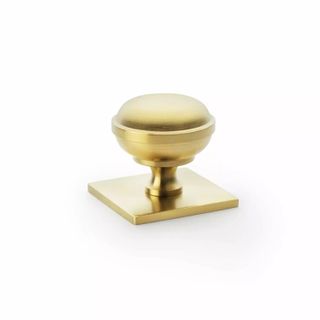 HASTINGS 34MM KNOB ON BACKPLATE SATIN BRASS PVD (CASTELLA)
