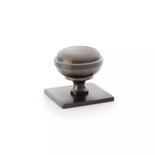 HASTINGS 34MM KNOB ON BACKPLATE GUNMETAL PVD (CASTELLA)