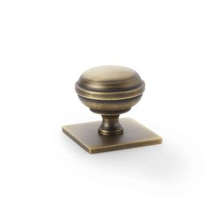 HASTINGS 34MM KNOB ON BACKPLATE - AGED BRASS
