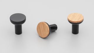 HOBRO KNOB 24MM OAK LACQ/MATT BLACK