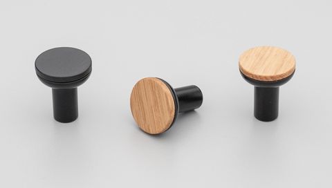 HOBRO KNOB 24MM OAK LACQ/MATT BLACK